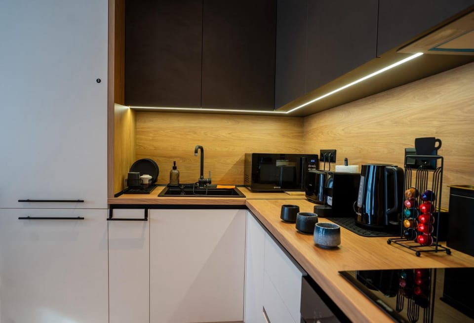 Coffee/tea facilities, Kitchen or kitchenette, dishwasher, microwave, oven, stove, toaster