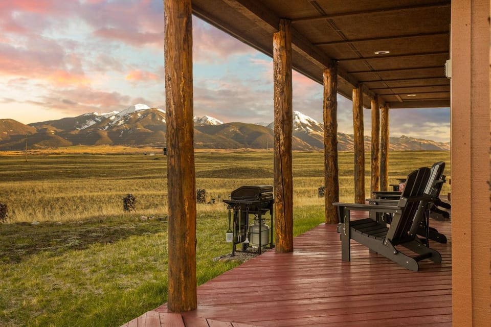 Cabin on 20 Acres, Wildlife, Big Views, Firepit, Close to Yellowstone Cabin in Pray