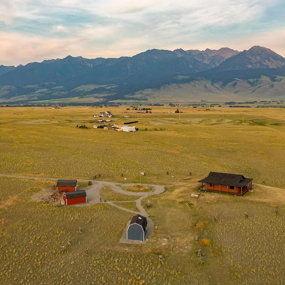 Cabin on 20 Acres, Wildlife, Big Views, Firepit, Close to Yellowstone Cabin in Pray