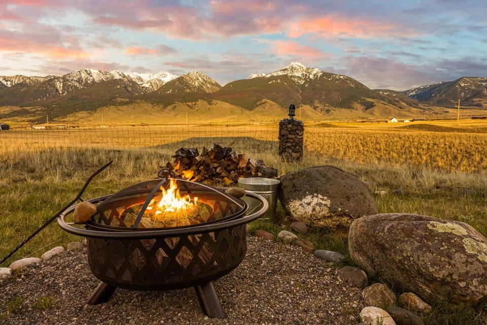 Cabin on 20 Acres, Wildlife, Big Views, Firepit, Close to Yellowstone Cabin in Pray