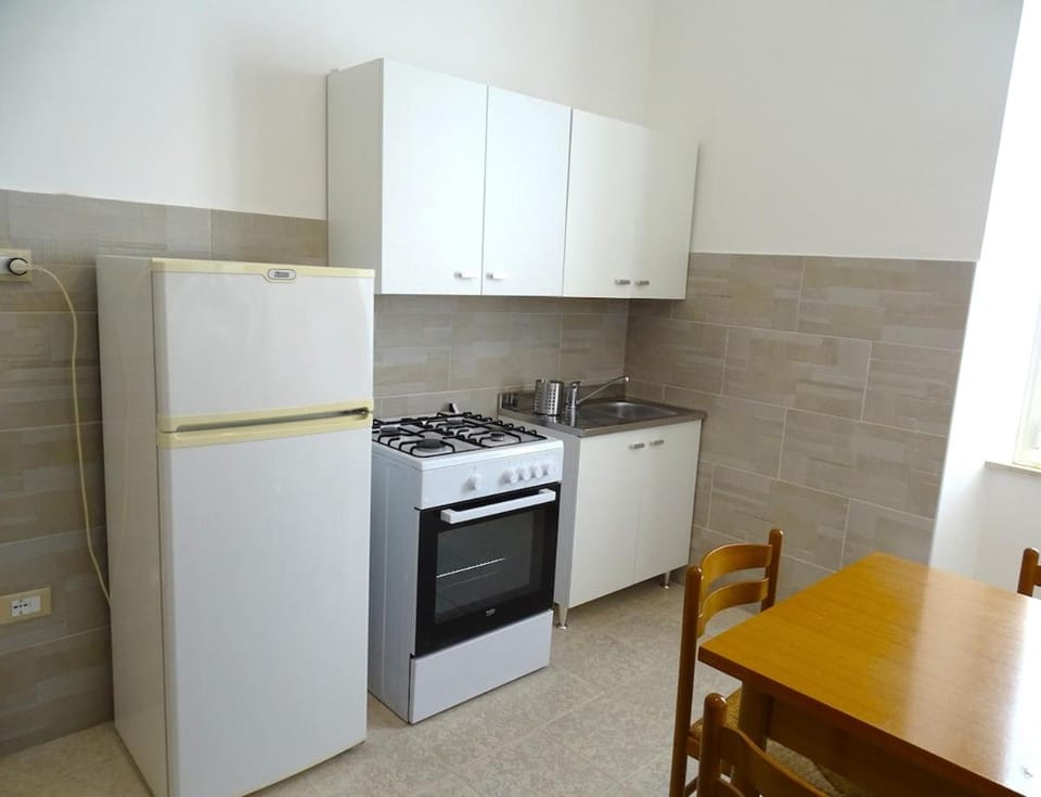 Kitchen or kitchenette, Dining area, oven, stove