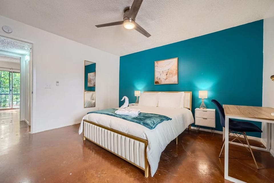 Your 2B Getaway - Steps 2 Dtwn - Sleeps 6 - Pool and Prkg Apartment in Austin