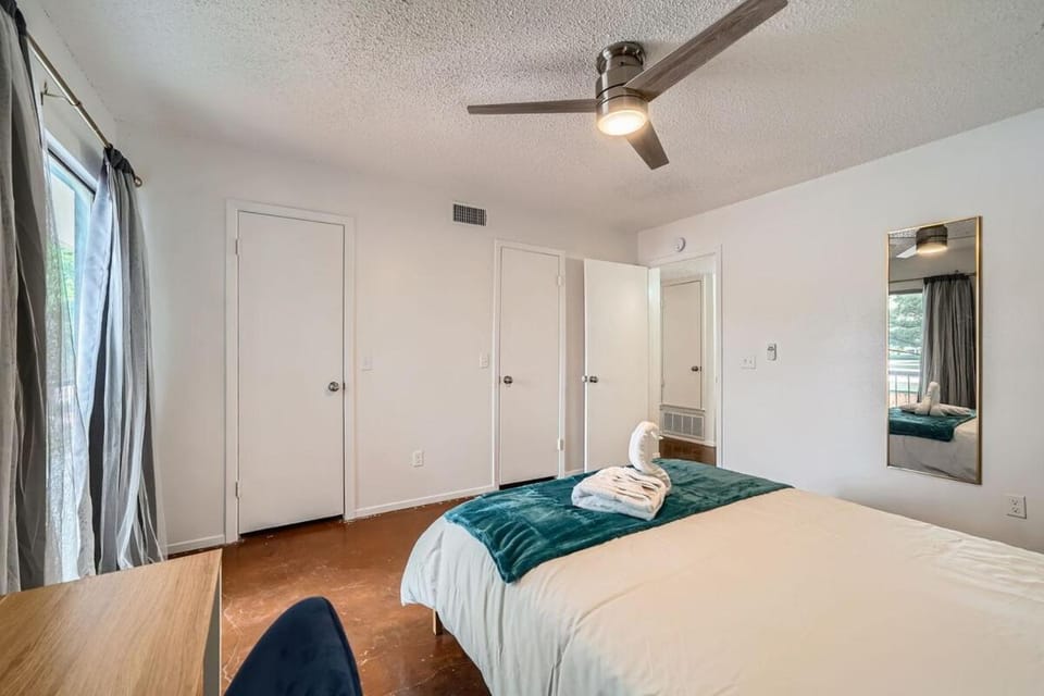 Your 2B Getaway - Steps 2 Dtwn - Sleeps 6 - Pool and Prkg Apartment in Austin