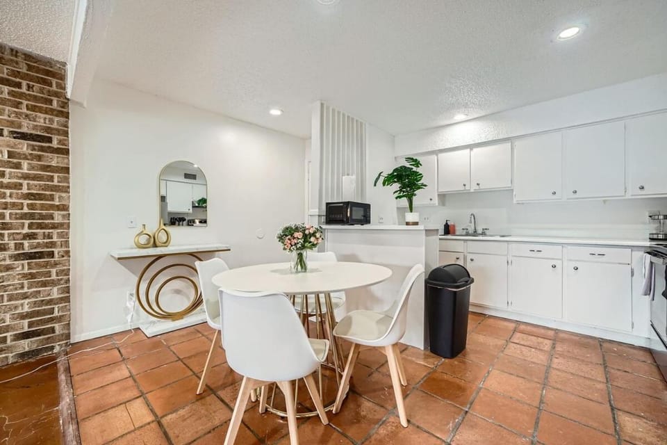 Your 2B Getaway - Steps 2 Dtwn - Sleeps 6 - Pool and Prkg Apartment in Austin