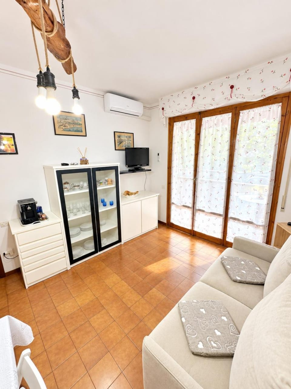 TV and multimedia, Living room, air conditioner