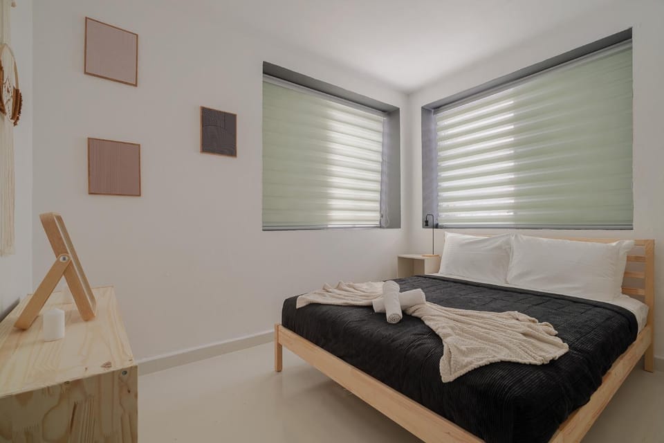 Bed, Photo of the whole room, Bedroom, towels