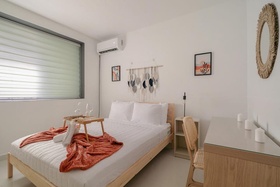Bed, Photo of the whole room, Seating area, Bedroom, towels, air conditioner