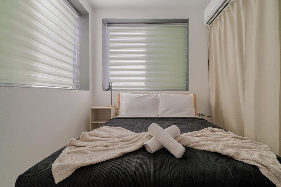 Bed, Bedroom, towels