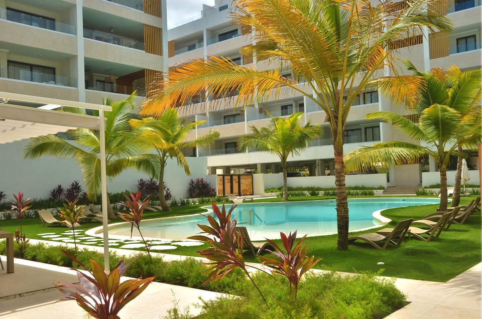 Property building, Day, Natural landscape, Garden, Pool view, Swimming pool, sunbed