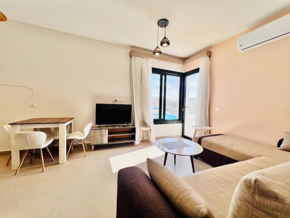 TV and multimedia, Living room, Seating area, Dining area, Evening entertainment, air conditioner