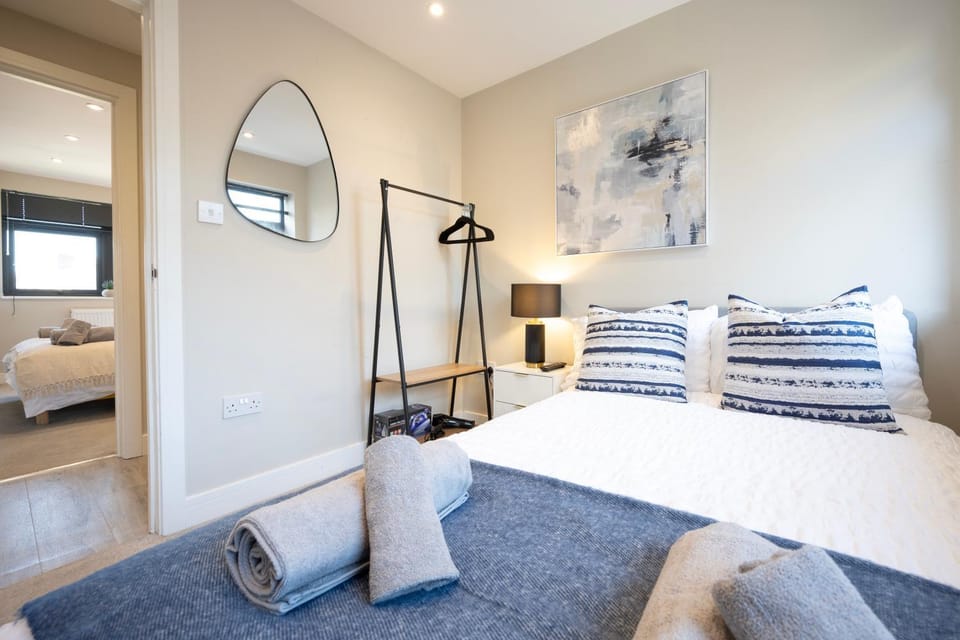 Bed, TV and multimedia, Bedroom