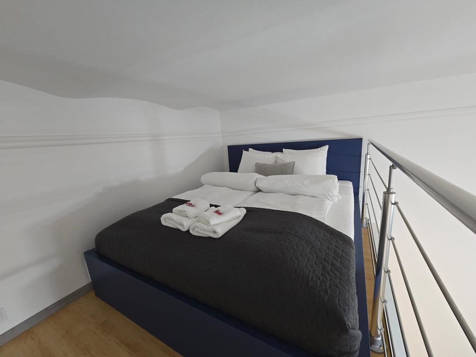 Bed, Bedroom, towels