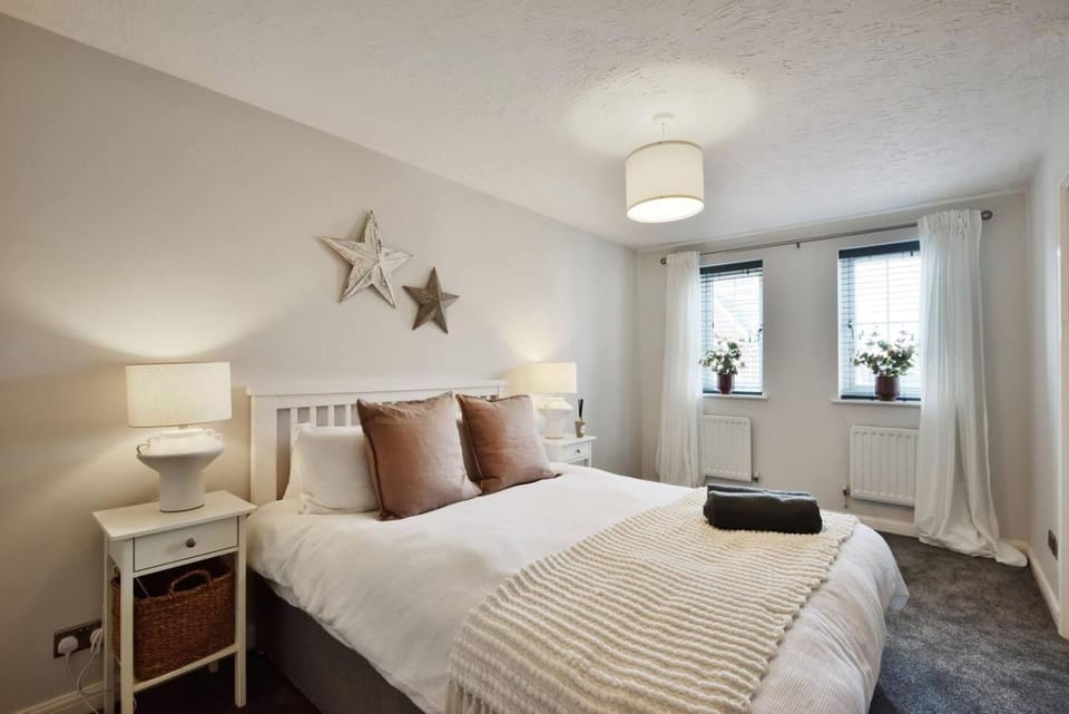 15mins walk to City Garden & Patio Park 3 Cars House in Hereford