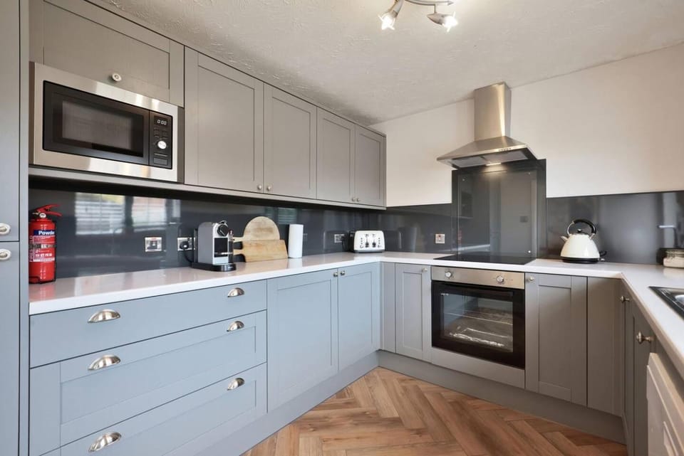 15mins walk to City Garden & Patio Park 3 Cars House in Hereford