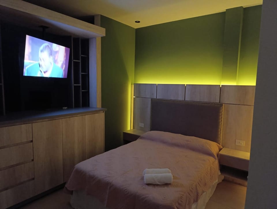 Bed, TV and multimedia, Photo of the whole room, Bedroom