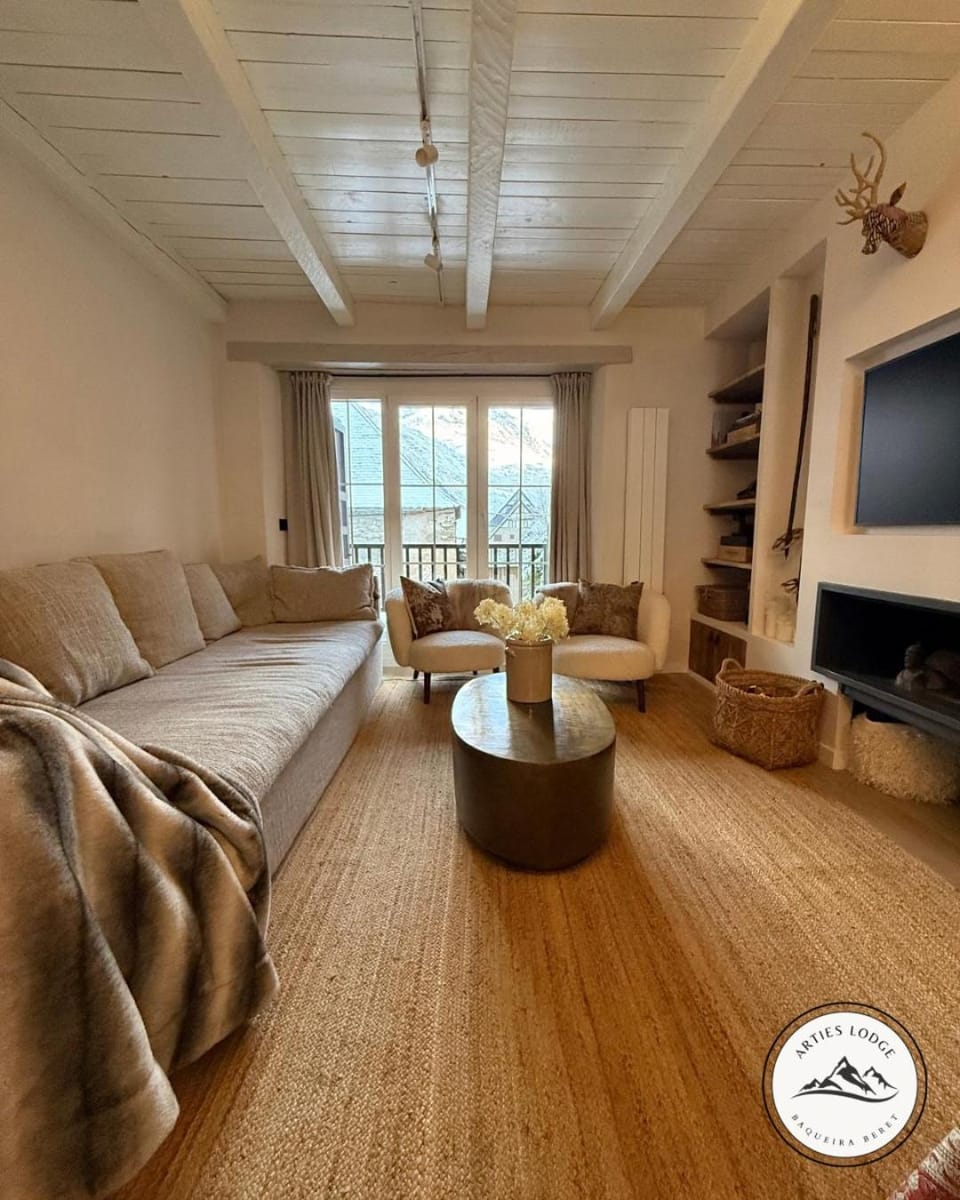 Communal lounge/ TV room, TV and multimedia, Living room