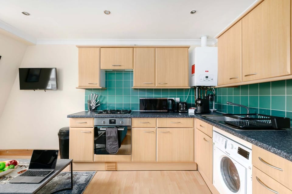 Coffee/tea facilities, Kitchen or kitchenette, microwave, oven, stove, toaster, washing machine