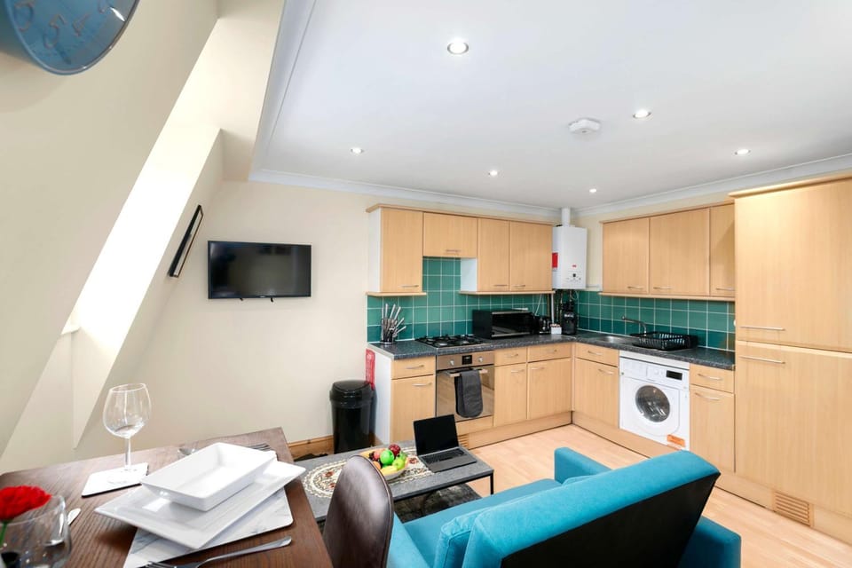 TV and multimedia, Kitchen or kitchenette, Living room, Seating area, Dining area, oven, stove, toaster, washing machine