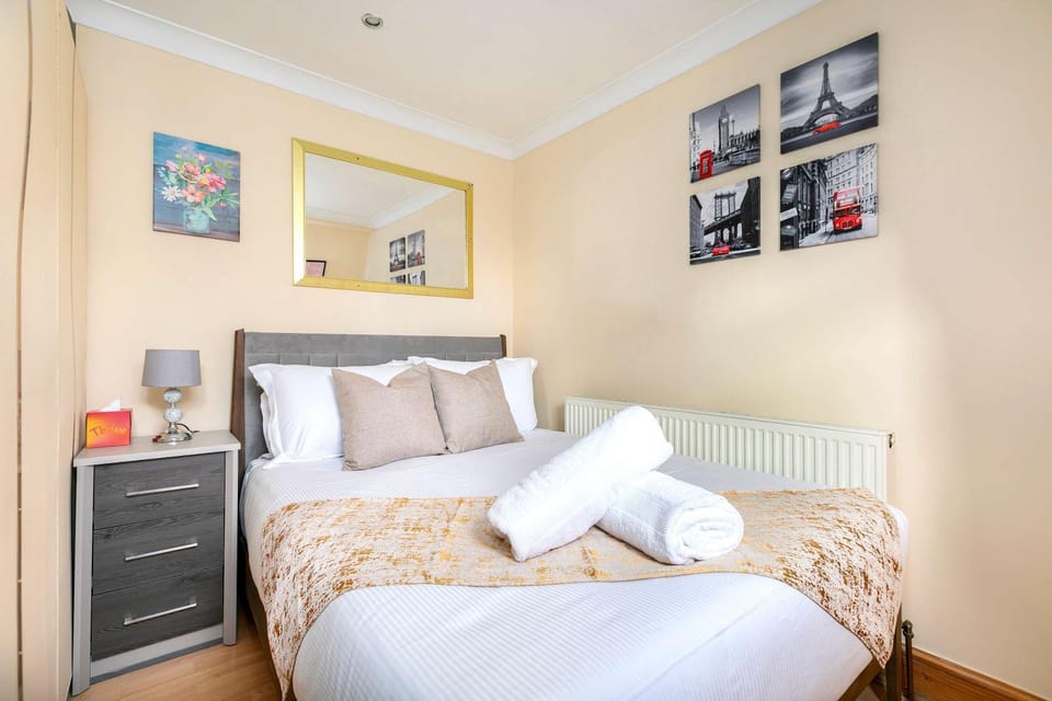 Bed, Photo of the whole room, Decorative detail, heating
