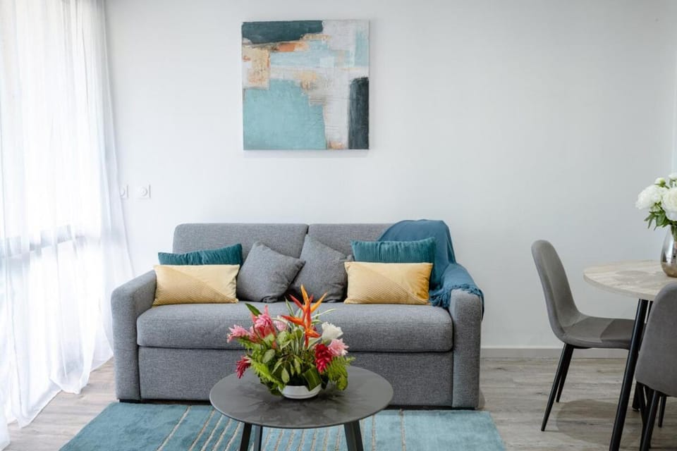 Madeleine Garden Pool Parking Wifi Netflix Apartment in Cayenne