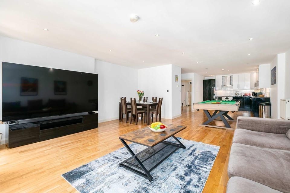 TV and multimedia, Kitchen or kitchenette, Living room, Decorative detail, Seating area, Dining area, internet