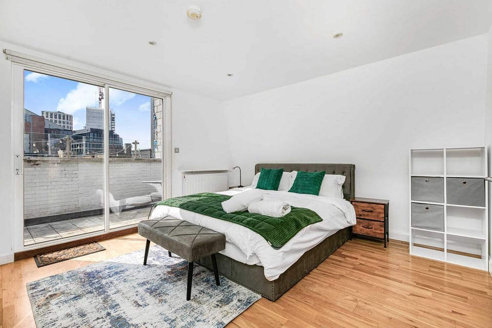 Bed, Photo of the whole room, Decorative detail, Bedroom, towels