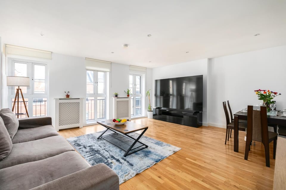 TV and multimedia, Living room, Photo of the whole room, Decorative detail, Seating area, Dining area, internet
