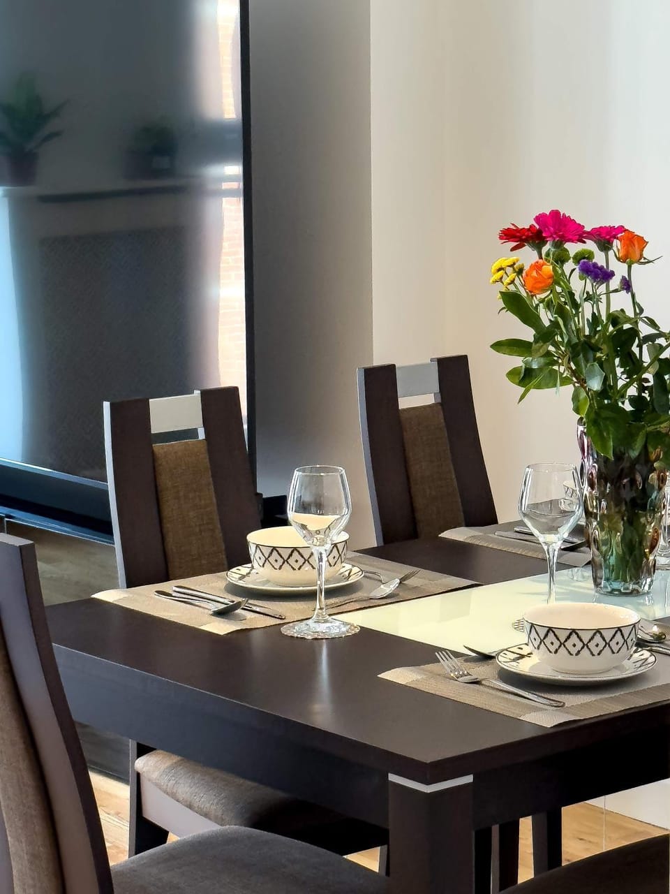 Decorative detail, Seating area, Dining area, internet