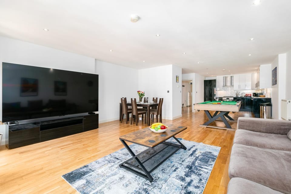 Game Room, TV and multimedia, Living room, Photo of the whole room, Decorative detail, Seating area, Dining area, internet, kitchen