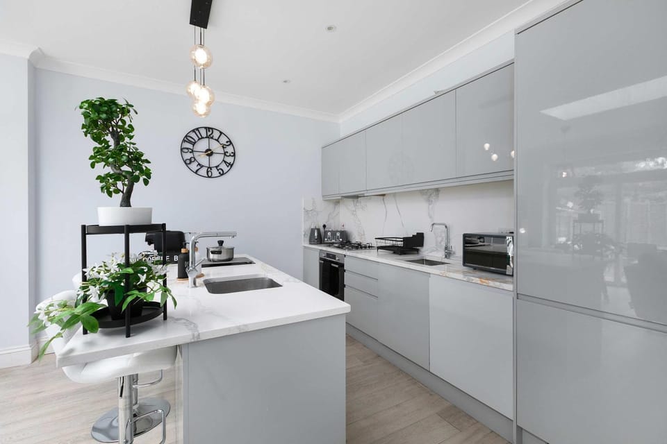 Coffee/tea facilities, Kitchen or kitchenette, Decorative detail, internet, microwave, oven, stove, toaster