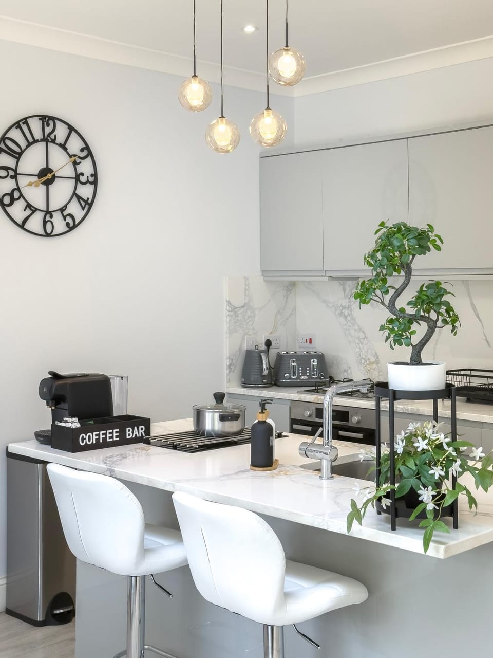 Coffee/tea facilities, Kitchen or kitchenette, Decorative detail, Seating area, Dining area, oven, stove, toaster