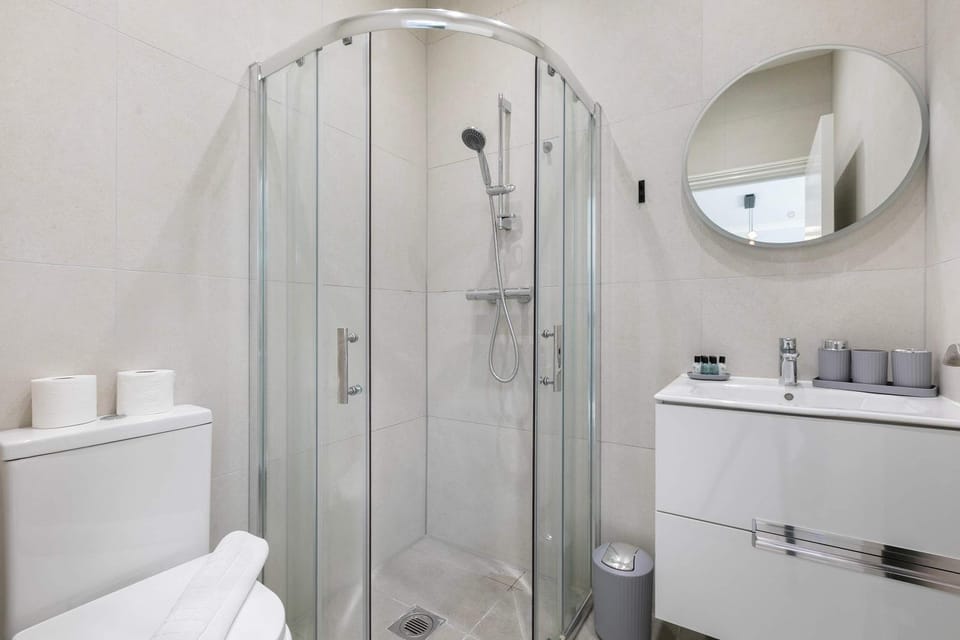 Shower, Toilet, Bathroom, towels