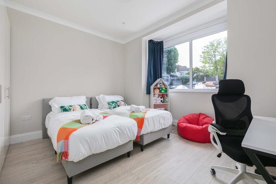 Bed, Photo of the whole room, Decorative detail, Seating area, Bedroom, towels