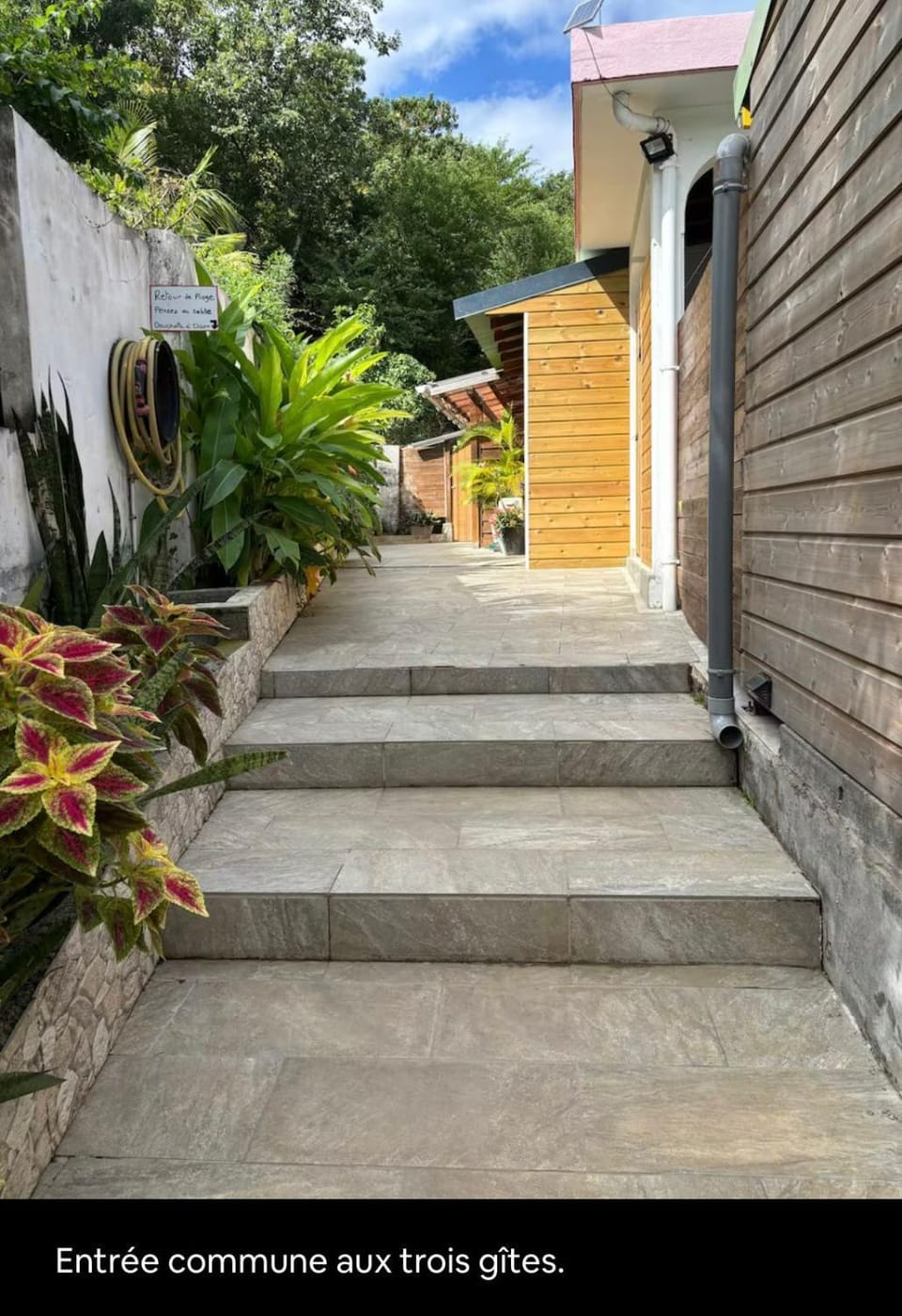 Gwada-Zen-Breizh 3 hébergements au choix 1 avec piscine privée, 1 avec jacuzzi privé, 1 simple sans piscine ni jacuzzi House in Deshaies