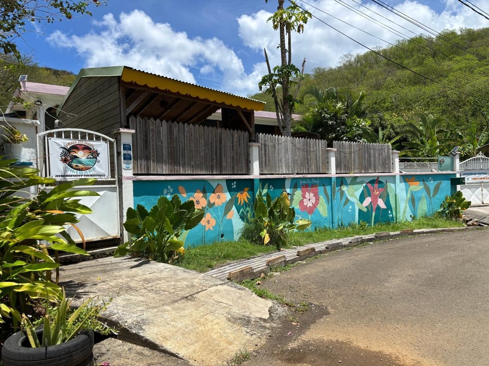 Gwada-Zen-Breizh 3 hébergements au choix 1 avec piscine privée, 1 avec jacuzzi privé, 1 simple sans piscine ni jacuzzi House in Deshaies
