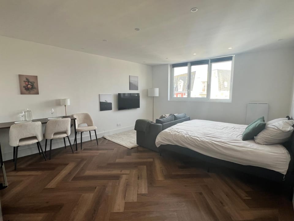 Photo of the whole room, Bedroom