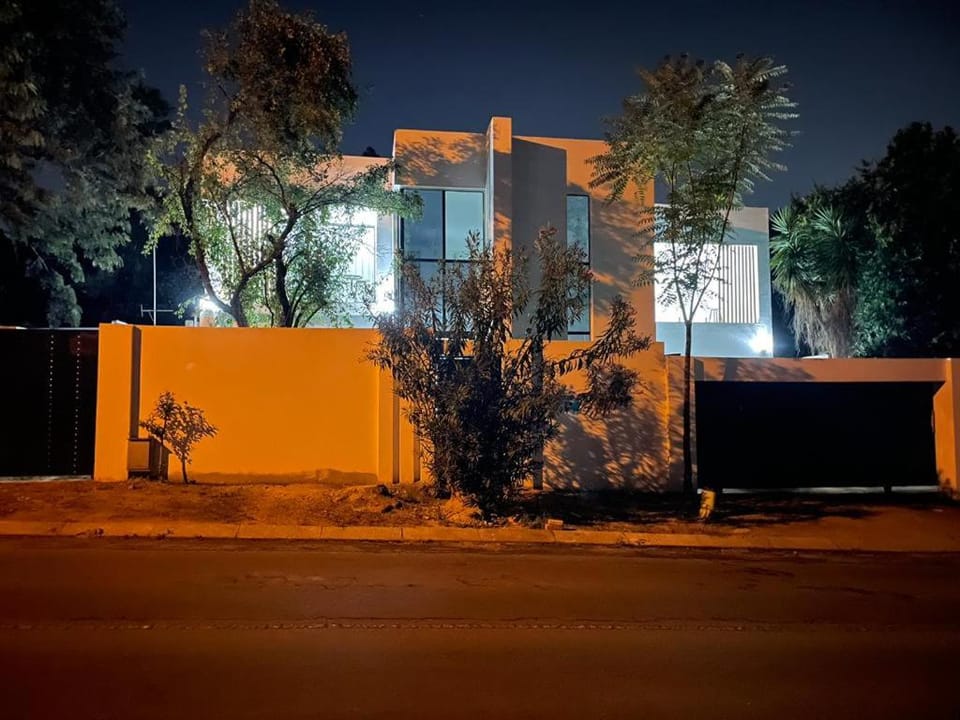 Stay In Carlazo - Unlimited WiFi Solar backup Bed and Breakfast in Roodepoort