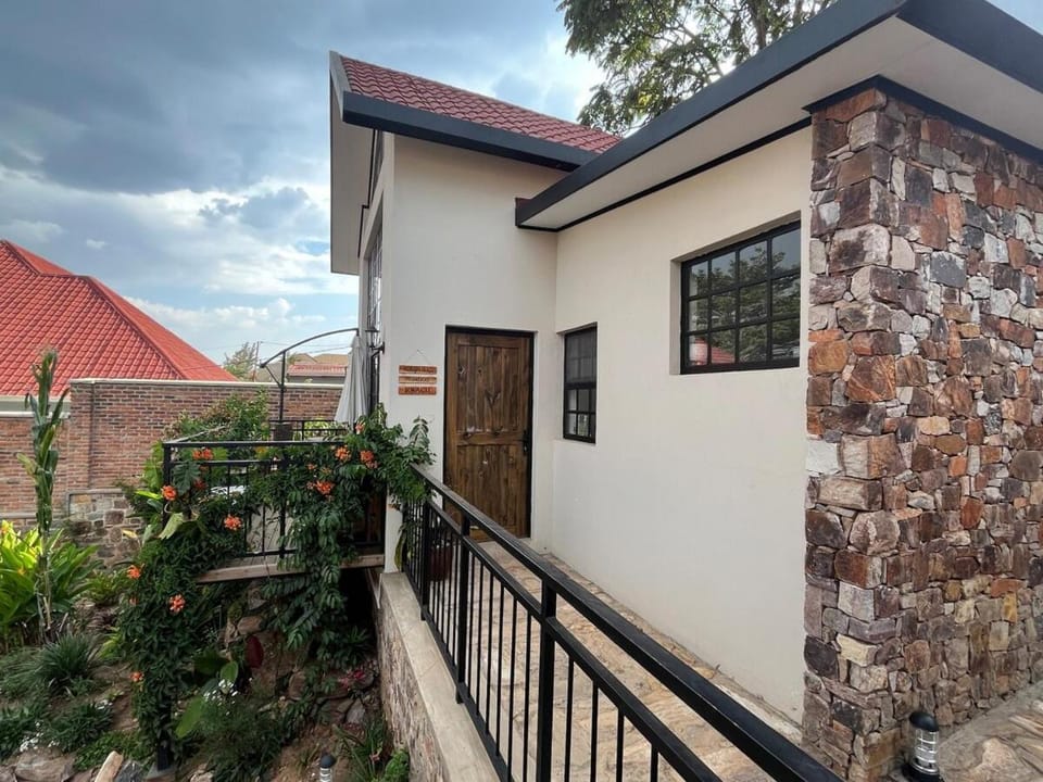 Jacaranda Cottage, Rugando Villa in Africa