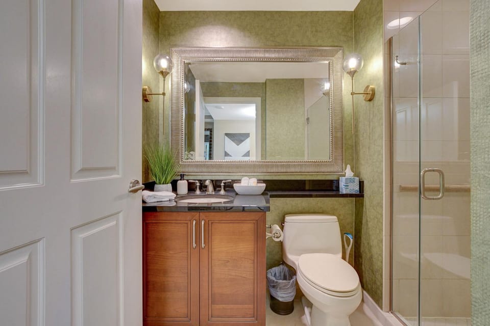 Shower, Toilet, Bathroom, towels