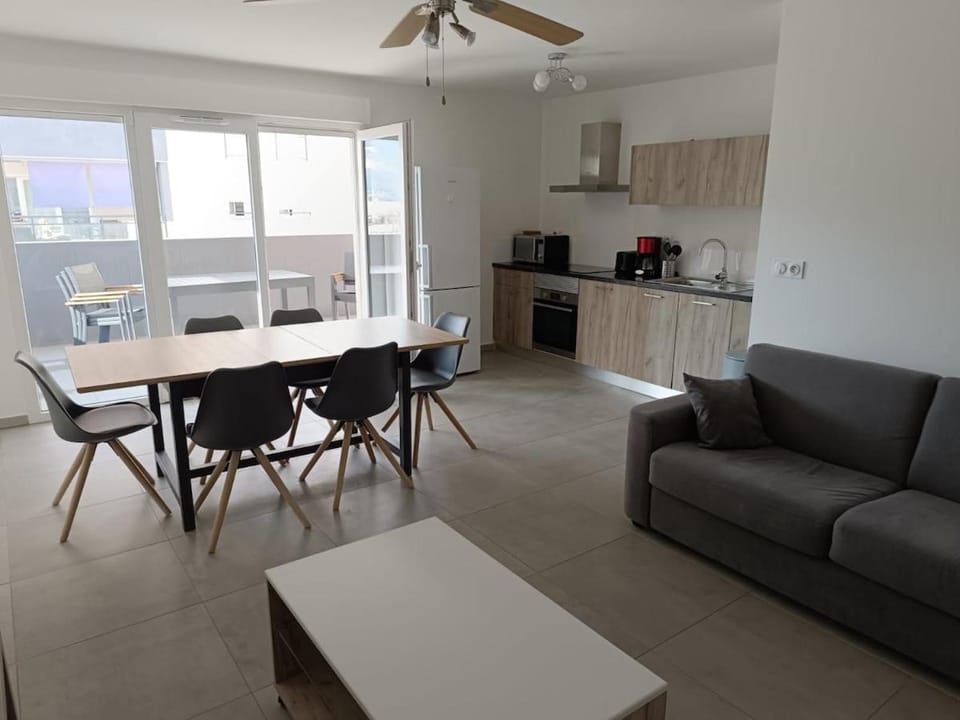 Kitchen or kitchenette, Dining area, oven, stove