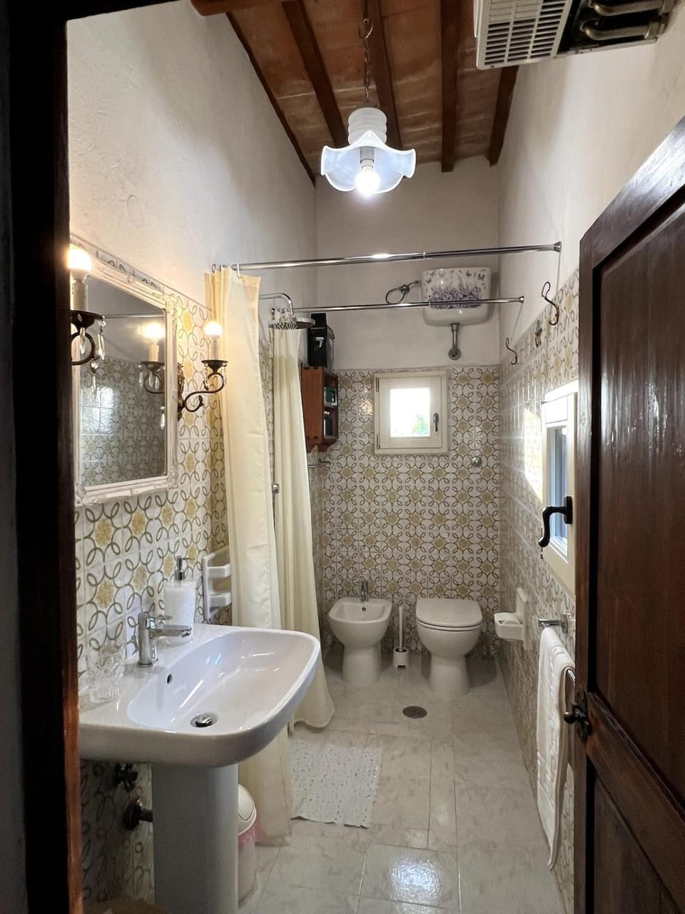 Shower, Toilet, Bathroom, bidet, towels