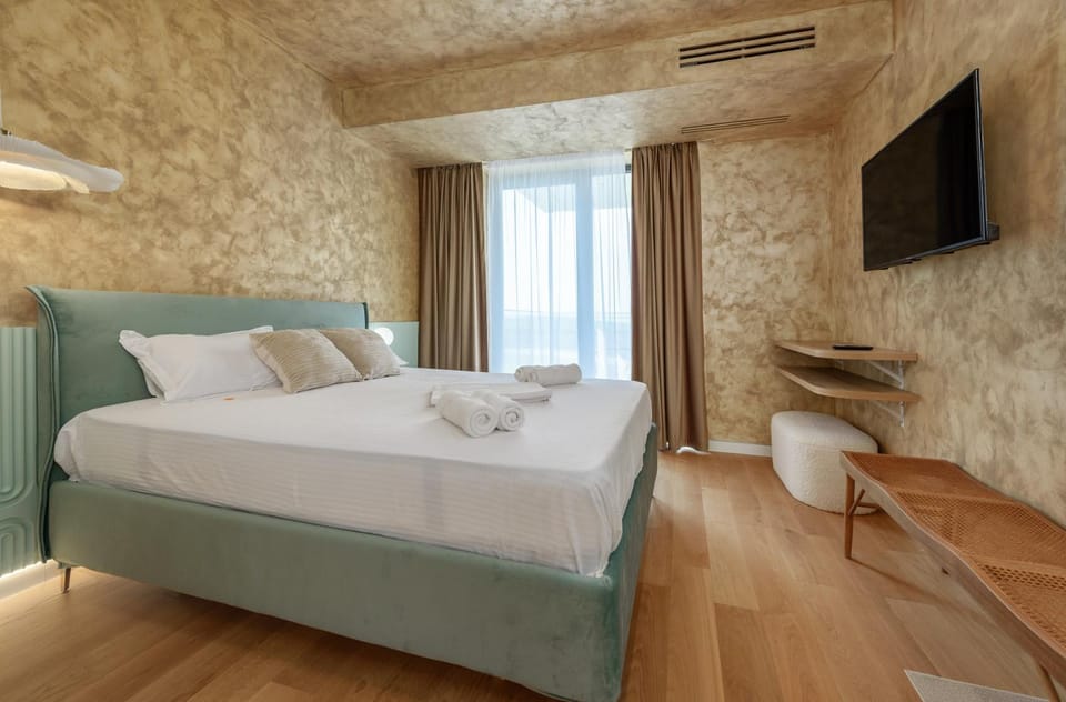 Bed, TV and multimedia, Photo of the whole room, Bedroom, towels, air conditioner