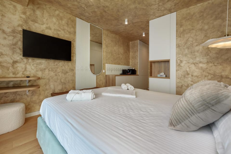 Bed, TV and multimedia, Photo of the whole room, Bedroom, towels