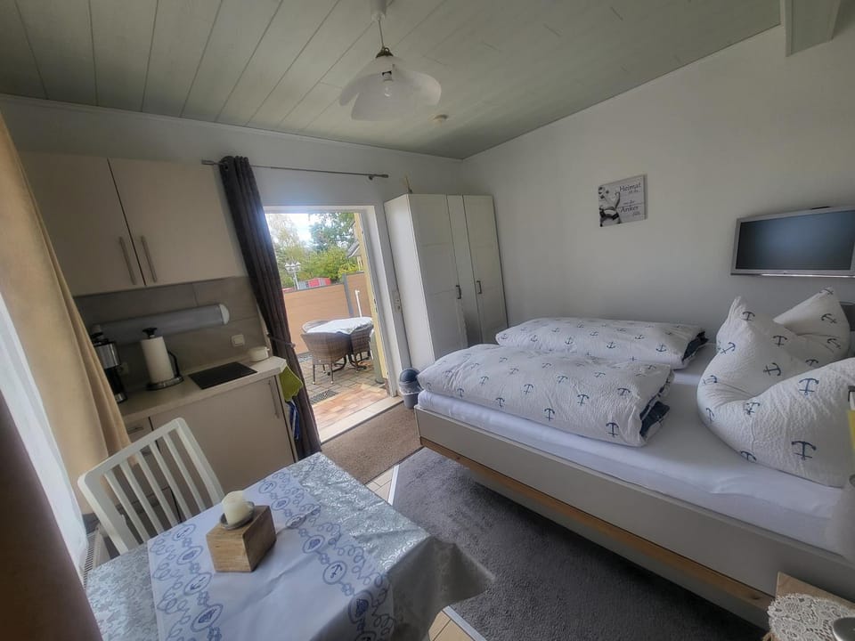 Bed, TV and multimedia, Photo of the whole room, Bedroom