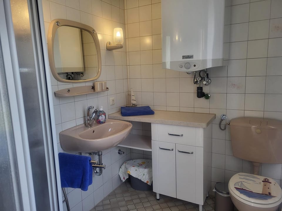 Toilet, Bathroom, towels