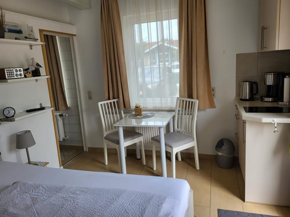 Doppelzimmer kleine Möwe mit Terrasse, Parkplatz & WLAN, 300m bis zum Strand Apartment in Kühlungsborn