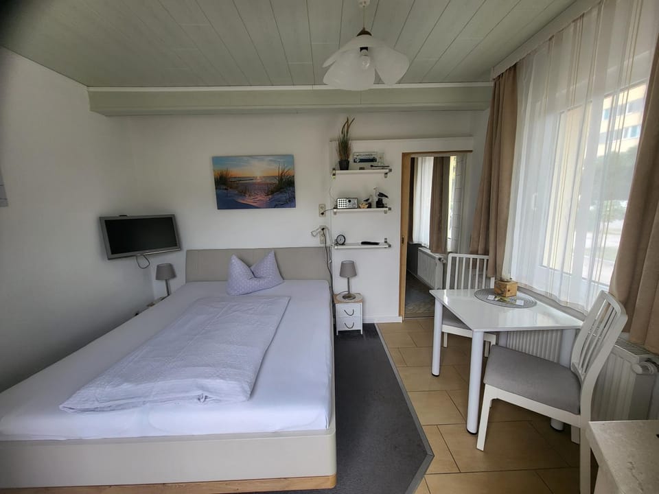 Doppelzimmer kleine Möwe mit Terrasse, Parkplatz & WLAN, 300m bis zum Strand Apartment in Kühlungsborn