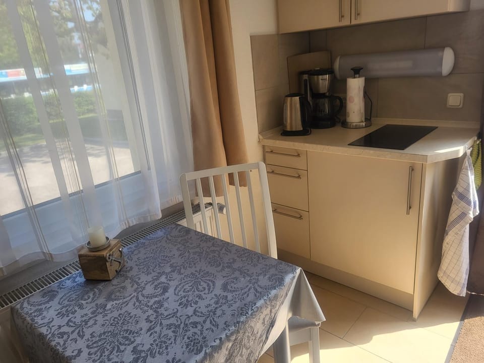 Coffee/tea facilities, Kitchen or kitchenette, Dining area, toaster