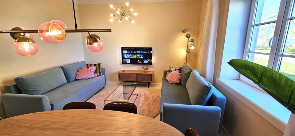 Communal lounge/ TV room, TV and multimedia, Living room, Seating area, Evening entertainment