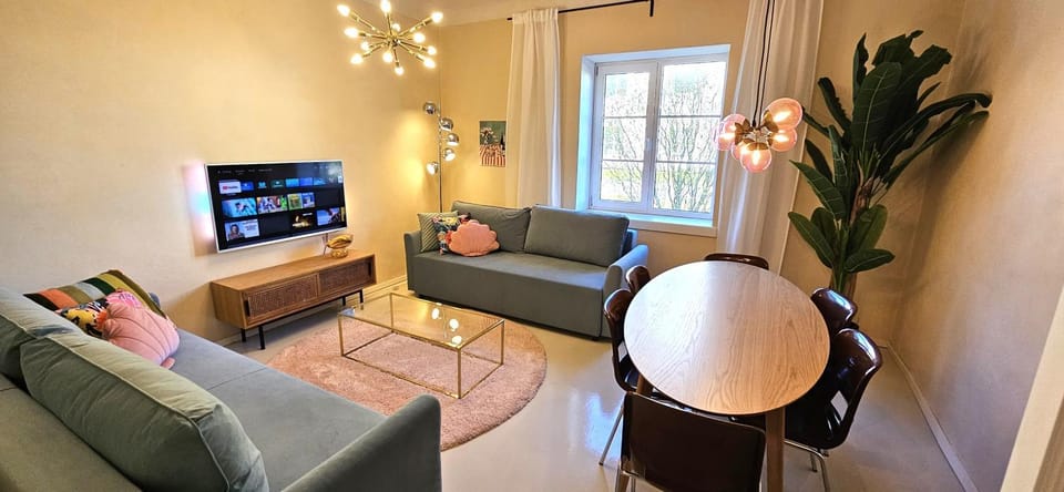Communal lounge/ TV room, TV and multimedia, Living room, Seating area, Dining area, Evening entertainment